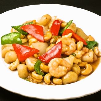 Spicy stir-fried chicken and cashew nuts