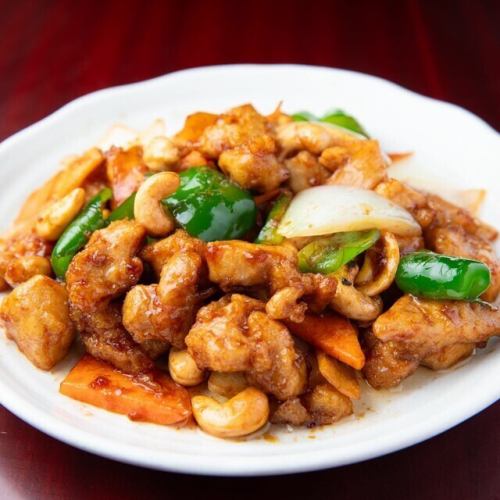 Spicy stir-fried chicken and cashew nuts