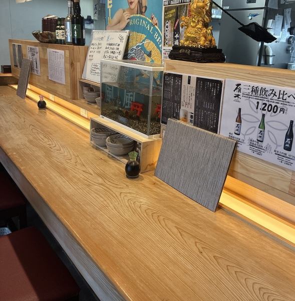 当店のカウンター席は、新鮮な海鮮を目の前で楽しむことができる特別な空間です★ ♪落ち着いた雰囲気の中、デートや大切な人との特別な時間にぴったり◎ カウンター越しに繰り広げられる美味しい料理を楽しみながら、心温まるひとときをお過ごしください！