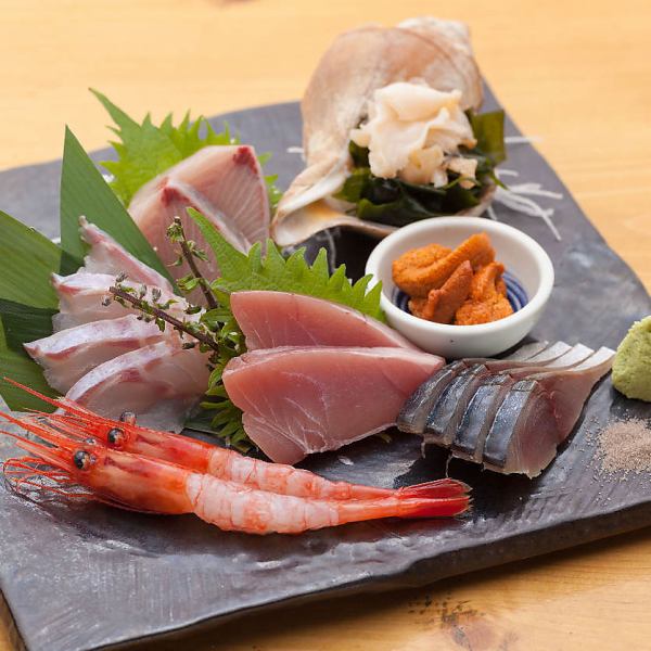 【季節の旬を味わい尽くす】　刺身7点盛り 2860円(税込)/特上刺身6点盛り 4840円（税込）