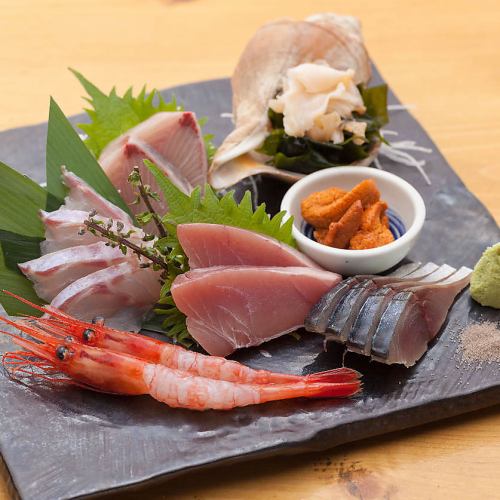 【季節の旬を味わい尽くす】　刺身7点盛り 2860円(税込)/特上刺身6点盛り 4840円（税込）