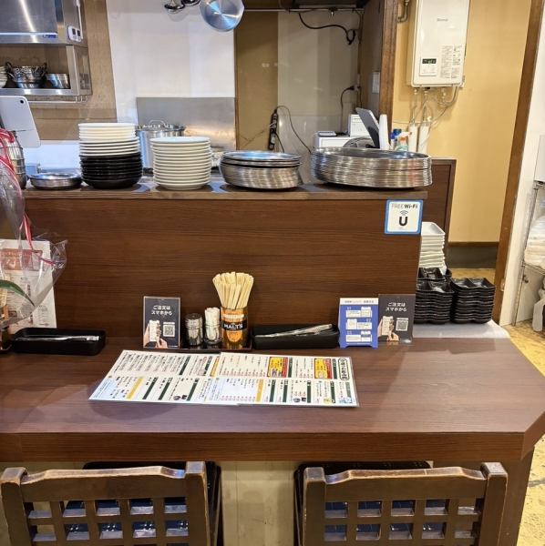 カウンター席で特別なひとときをお過ごしください！お仕事帰りの方やお一人様も大歓迎です。賑やかな雰囲気の中、リラックスした時間をお過ごしいただけます。スタッフとの会話や他のお客様との交流も魅力の一つ。ぜひお気軽にお立ち寄りください。心温まるひとときをご提供いたします！