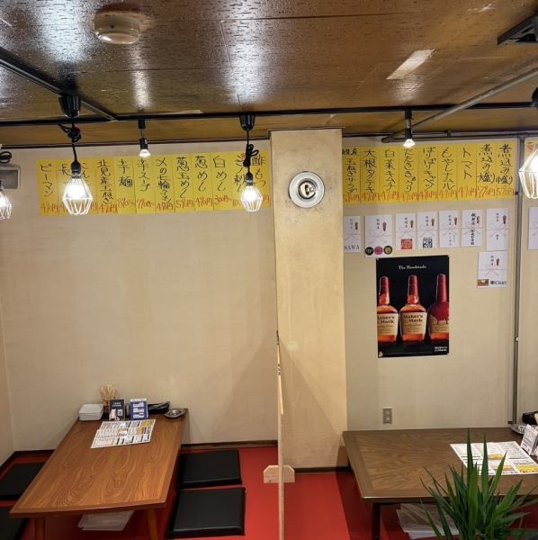 お座敷で、リラックスしながら心地よい食事の時間をお楽しみください。広々とした空間で、ゆっくり会話を楽しむことができ、各種宴会にも最適です。温かな雰囲気の中で、美味しい料理を囲みながら特別なひとときをお過ごしいただけます。大切な人との素敵な時間を、ぜひお座敷でお楽しみください。お待ちしております！