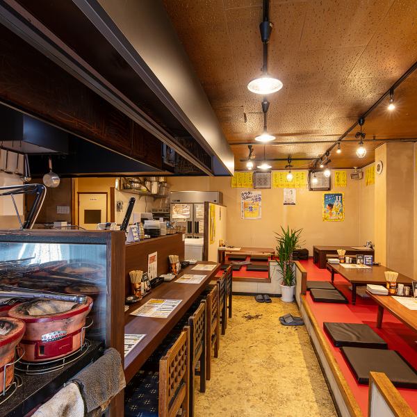 カウンター席で特別なひとときをお過ごしください！お仕事帰りの方やお一人様も大歓迎です。賑やかな雰囲気の中、リラックスした時間をお過ごしいただけます。スタッフとの会話や他のお客様との交流も魅力の一つ。ぜひお気軽にお立ち寄りください。心温まるひとときをご提供いたします！