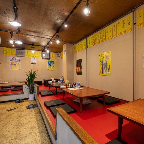 お座敷で、リラックスしながら心地よい食事の時間をお楽しみください。広々とした空間で、ゆっくり会話を楽しむことができ、各種宴会にも最適です。温かな雰囲気の中で、美味しい料理を囲みながら特別なひとときをお過ごしいただけます。大切な人との素敵な時間を、ぜひお座敷でお楽しみください。お待ちしております！