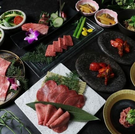 【春卡套餐】包含时令食材和精心挑选的瘦肉的 10 道菜肴,以及无限畅饮,价格为 9000 日元(含税)。