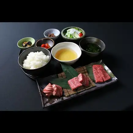 【희소 부위를 만끽】후쿠키 야키니쿠 3종 모리 점심 ◇후썰어 소금 위 탄·두껍게 썰어 헬기·두껍게 자른 모모 고기의 사치 모리