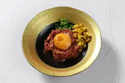 구운 간장 소스와 구운 옥수수의 검은 머리 와규 유케