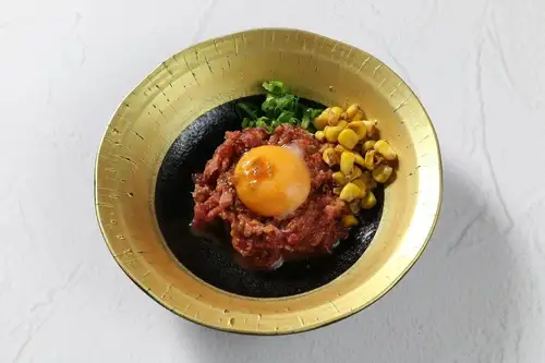 焦がし醤油タレと焼きとうもろこしの黒毛和牛ユッケ
