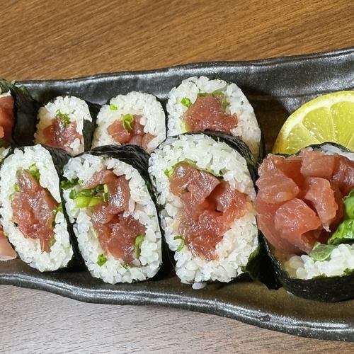 The strongest tuna roll with a large serving
