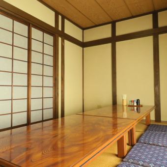 It is a calm space with the warmth of wood ♪ We also have a private room for banquets for groups.