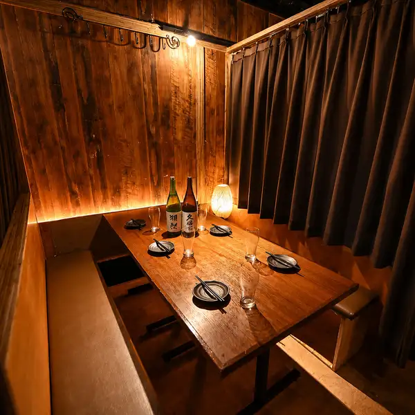 【個室完備・喫煙可能】デートや女子会、ご友人との飲み会、会社宴会まで幅広いシーンに対応できる個室をご用意。貸切のご相談も承っております。炭火焼き鳥や宮崎地鶏「じとっこ」を囲みながら、心地よい時間をゆっくりとお楽しみください。