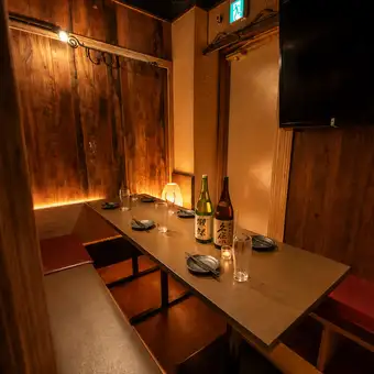 ゆったり座れるソファー席は、デートや女子会、ご友人とのお食事におすすめ。長時間でも快適にお過ごしいただけるため、炭火焼き鳥や野菜巻き串の食べ放題、宮崎地鶏「じとっこ」とお酒を心ゆくまでご堪能いただけます。