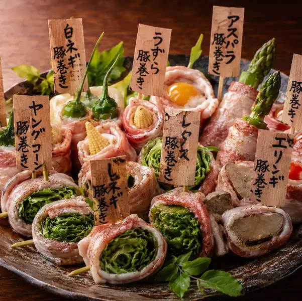 彩り豊かな野菜巻き串を炭火焼きで味わう