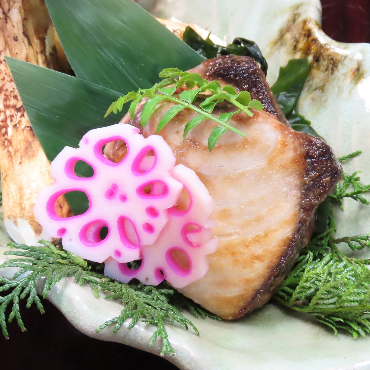 フグやイノシシ、シカなど高級食材を食べられるお店。新鮮なお魚もあり。