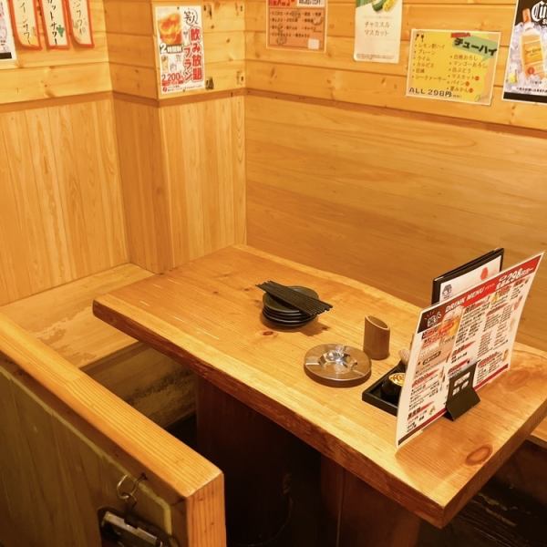 There are tables for 2-4 people and 6-9 people.You can use it for various occasions such as with your family, friends, or club members. We also offer an all-you-can-eat and drink course, so you can enjoy yourself to your heart's content!