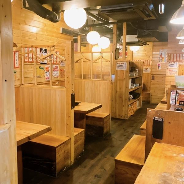 The tables can be combined to accommodate up to 20 people! Can also be used for various welcome and farewell parties, as well as new year and year-end parties.Furthermore, if you have a larger group, we can accommodate private bookings for up to 50 people if you let us know in advance! Please feel free to contact us.