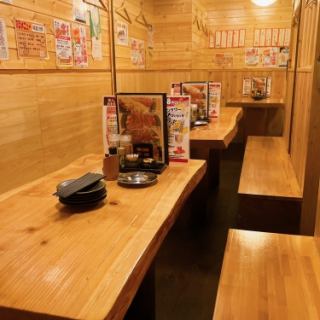 [Seating for 6-9 people] We also have table seating that can accommodate 6-9 people, so please use it for small parties or business parties! Enjoy our all-you-can-eat and drink yakitori and alcohol at a relaxing wooden table.