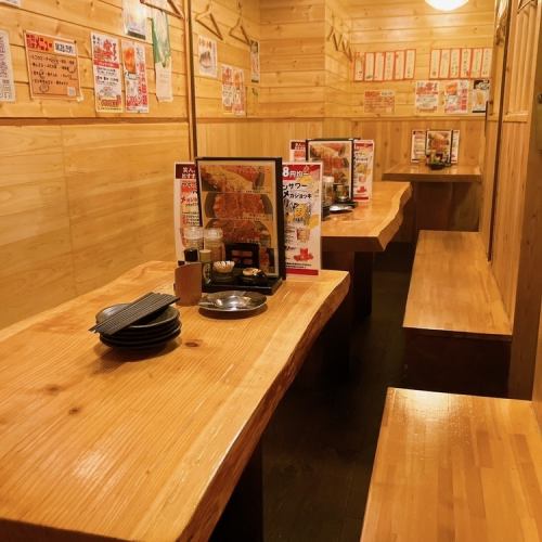 [Seating for 6-9 people] We also have table seating that can accommodate 6-9 people, so please use it for small parties or business parties! Enjoy our all-you-can-eat and drink yakitori and alcohol at a relaxing wooden table.