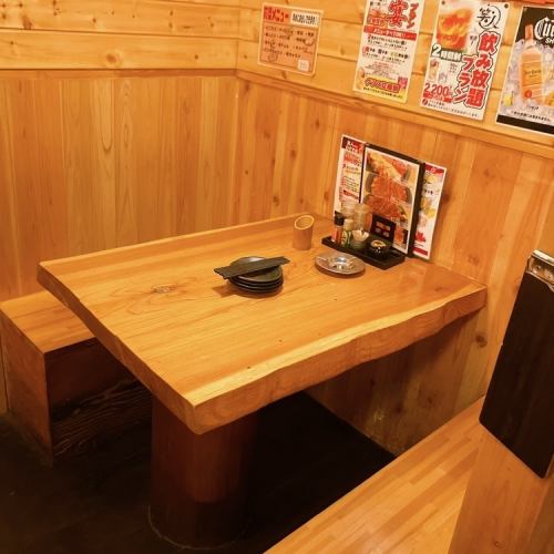 店内は木のインテリアで過ごしやすい雰囲気
