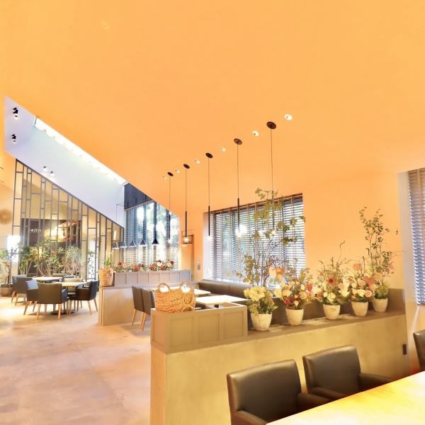 【ランチも大人気!!広々とした開放感のある店内】当店はディナーもさることながら、ランチも大人気♪1名様でご利用いただけるカウンター席ご用意しております！お得なランチセットもございますので、ランチ・ディナーともにお愉しみください♪店内にはケーキブースもございます♪お好きなケーキをお選びいただけます◎
