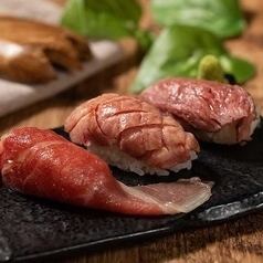 3 pieces of seared beef tongue, lean beef and domestic marbled beef sushi