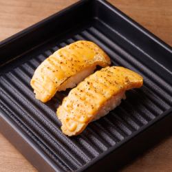 Seared sushi with egg and cheese (2 pieces)