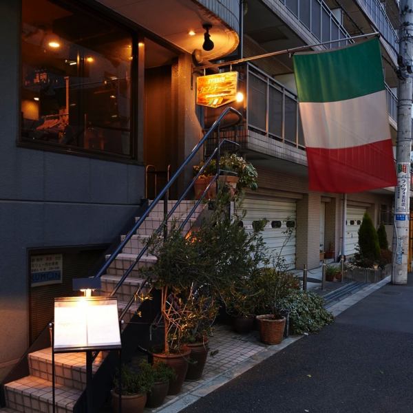 A 5-minute walk from the east exit of Nishidai Station on the Toei Mita Line.Our hideaway shop on the 2nd floor of the building.Once inside, there is an authentic Italian and fashionable designer space reminiscent of an authentic Italian street corner restaurant.We are proud of Italian cuisine based on recipes of local and traditional dishes with rich regional flavors of Italy.Please enjoy with like-minded friends in the stylish atmosphere ♪
