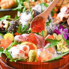 Please enjoy Toyama's specialty seafood such as yellowtail, white shrimp, and firefly squid delivered directly from Toyama Bay!