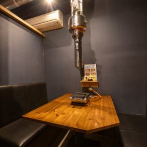 【テーブル席　2×1】当店には2名様用のテーブル席が1つございます。お一人様やカップルのお客様におすすめの落ち着いた空間で、ゆったりとした時間をお楽しみいただけます。ぜひご利用ください！