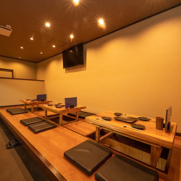 There are 3 horigotatsu seats where you can take off your shoes and relax.The warm indirect lighting and spacious interior are comfortable, making it perfect for groups such as drinking parties and family visits.*For reservations of 5 people or more, please contact us by phone (050-5281-7732).