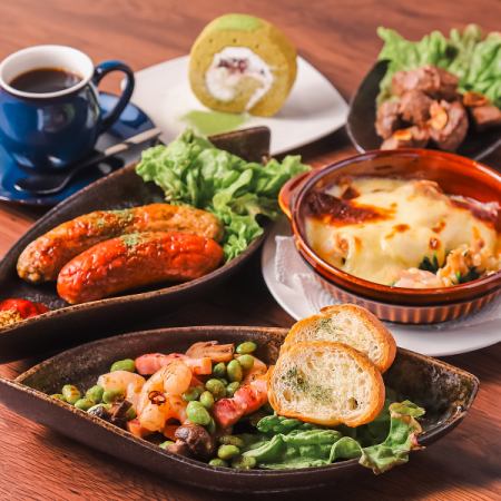 落ち着いた雰囲気の寛ぎ空間で、手作り料理とドリンクをゆったりとご堪能あれ◎