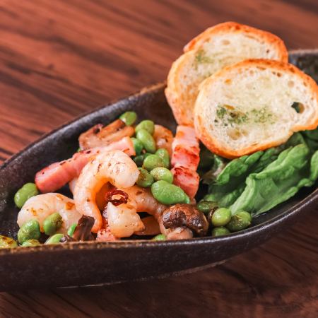 ガーリックシュリンプなどこだわり料理を堪能できる♪