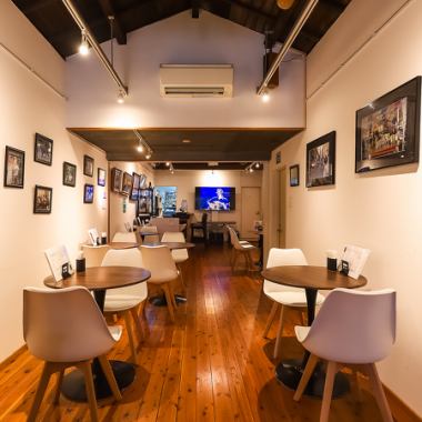 一歩足を踏み入れると、まるでお洒落な喫茶店に迷い込んだかのようなモダンな内装が広がります。木目調の家具や柔らかな照明が、都会の喧騒を忘れさせてくれる穏やかな時間を演出。ランチからディナーまで、いつ訪れても心地よい開放感に包まれます。日常の中に少しだけの特別感を与えてくれる、洗練された場所です。