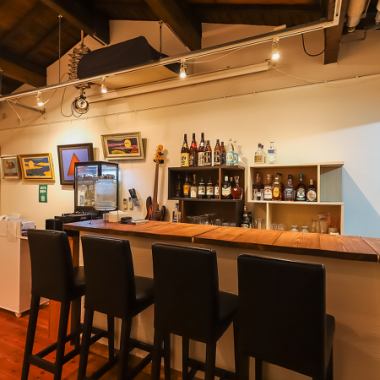 キッチンを間近に臨むカウンター席は、スタッフや同行者との会話をゆったりと楽しめる特等席です。お一人様での晩酌はもちろん、二人で肩を並べて語り合いたい夜にも最適。調理の様子を眺めながら、おすすめの一杯や料理について尋ねてみるのも醍醐味の一つです。人との繋がりを感じられる、温もりあるお席です。