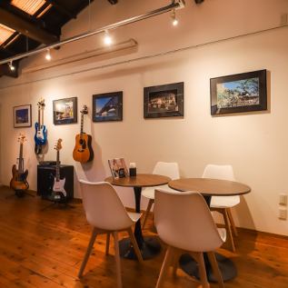 2人用テーブルが7席ございます。お席の結合も可能です。