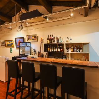 カウンターが4席ございます。