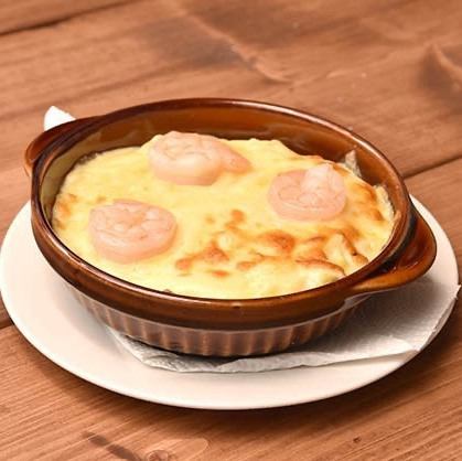 【濃厚な旨味】ホワイトソースから全て自家製の「エビグラタン」はおすすめの一品◎