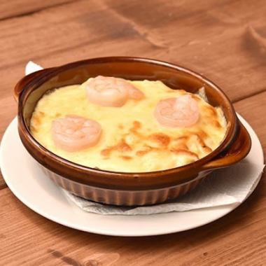 【濃厚な旨味】ホワイトソースから全て自家製の「エビグラタン」はおすすめの一品◎