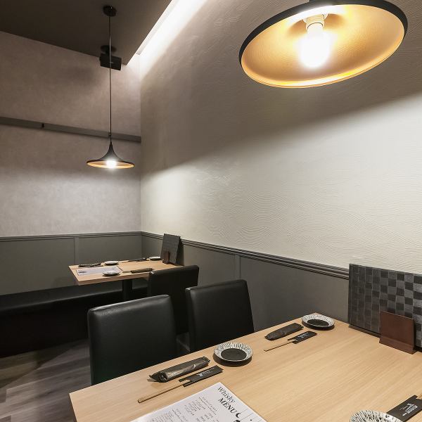 テーブル席は、明るい木のテーブルが温かみを添え、心地よい会話を楽しむのに最適です。2名から6名様まで利用可能で、友人や同僚とのカジュアルな集まりにぴったりのスペースです。落ち着いた配色と照明が、リラックスした雰囲気を演出します。