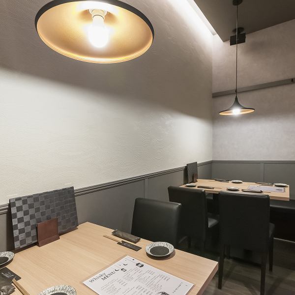 貸切席は、プライベート感を大切にした空間で、10名から15名様までのグループに最適です。アットホームなインテリアが心を和ませ、特別なイベントやパーティーにふさわしい雰囲気を醸し出します。自由なレイアウトで、思い出に残る時間をお楽しみいただけます。