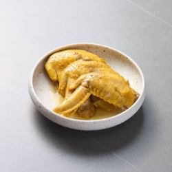 Steamed chicken wings with salt and ginger