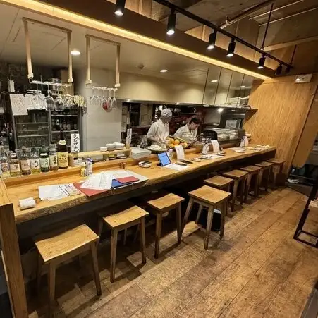 <p>博多駅からほど近い好立地な当店は、木のぬくもりが感じられるお席が自慢です♪家族やご友人、職場の同僚と過ごす大切なひとときにぴったりな空間です♪豊富なメニューの中でも、魚介がオススメ。魚介以外の料理にもお店のこだわりが溢れています。</p>