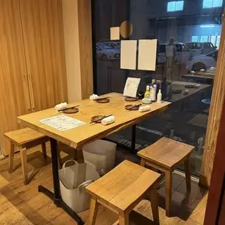 그룹 이용에 즐거운 4인용 테이블석을 완비하고 있습니다.나무의 온기를 느끼는 묵직한 테이블의 자리입니다.