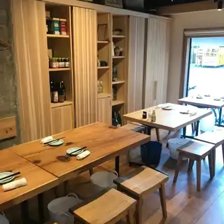 최대 18명까지 이용할 수 있는 넓은 테이블석을 준비하고 있습니다.회사의 연회나 친구와의 모임, 동창회 등 다양한 장면에 대응 가능.차분한 분위기의 점내에서 제철 식재료를 사용한 엄선한 요리와 함께 마음이 따뜻해지는 시간을 보내십시오.