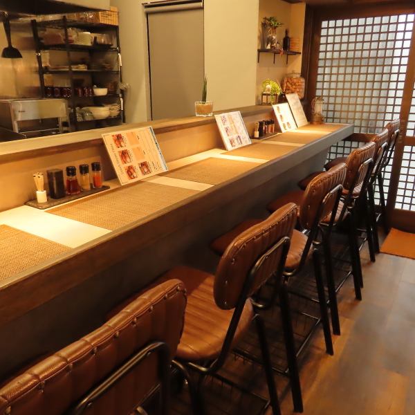 当店ではカウンター席を6席完備しており、お一人様のお食事やサク飲みに最適な空間をご提供しています！気軽に立ち寄れる雰囲気で、お好きなお料理やお酒を楽しみながら、ゆったりとした時間を過ごせます♪カウンター席からは、料理を作る様子を眺めながら、店主との会話が楽しめるのも嬉しい♪ぜひお立ち寄りください！