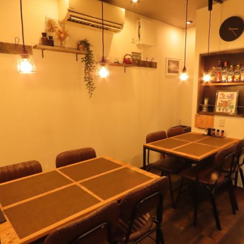 <p>当店では4名様掛けのテーブル席を2つご用意しており、アットホームで落ち着いた店内でおくつろぎ頂けます。会社仲間やご友人との宴会にも最適◎どなたでもお気軽に訪れていただけるお店ですので、ゆったりとした雰囲気の中で、美味しい料理を囲みながら楽しいひとときをお過ごし下さい♪ご利用お待ちしております！</p>