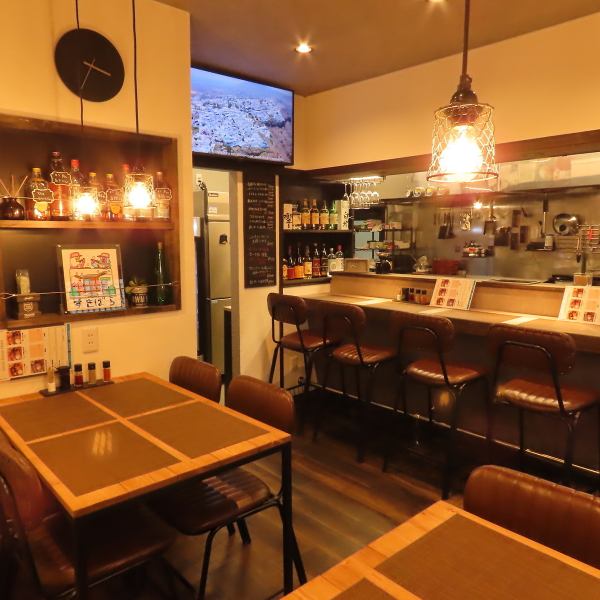 当店は最小8名様から最大14名様までご利用可能で、貸切でのご利用にも対応いたします◎手作り料理とお酒を楽しみながら、特別なひとときをお過ごしいただけます♪また、貸切をご希望の方は、いつでもお気軽にご相談ください！ 温かみのある雰囲気の中で、楽しい時間をお届けしますので、ぜひお気軽にお越しください！