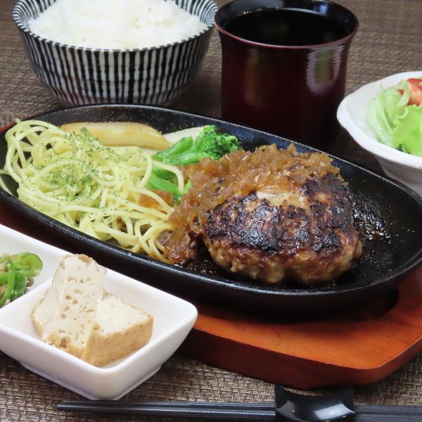 【家庭の温もりを感じる逸品】肉汁たっぷり手作りジューシーハンバーグ定食で心満たされるひとときを！