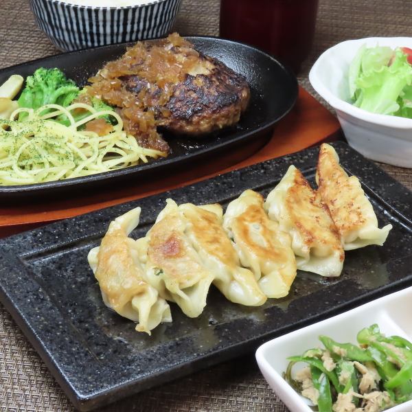 【外はパリッと中はジューシー！】香ばしい餃子定食をお好みの調味料で楽しむ贅沢な時間をご提供◎